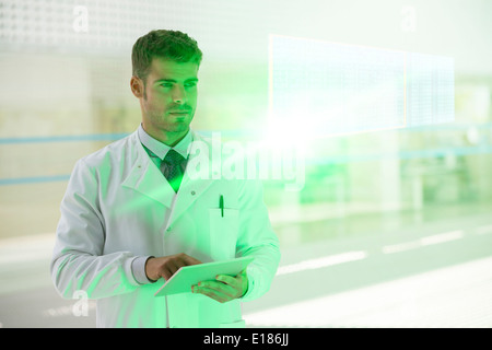 Doctor Graves con la tableta digital en el hospital Foto de stock