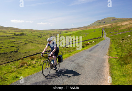 Un ciclista Penyghent Gill en Littondale descendente en los valles de Yorkshire, Reino Unido. Foto de stock