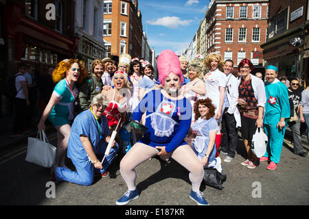 Soho, Londres: Hombres Gay Drag Queens. Un grupo de hombres homosexuales homosexuales llevar trajes de fiesta / celebrando en Soho, Londres, Reino Unido. Foto de stock