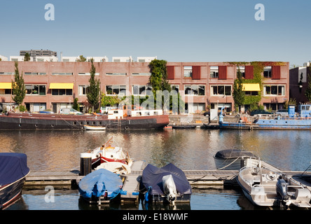 Hilera de casas sobre el agua en Borneo sporenburg amsterdam