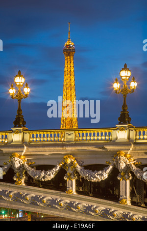 Puente Alexandre III ornamentado con la Torre Eiffel asomándose más allá, París Francia
