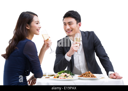 Feliz pareja joven cenando Foto de stock
