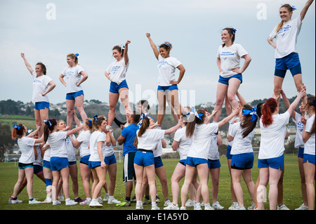 "Tarannau' de fútbol americano universitario de Aberystwyth porristas mostrar equipo realizar rutina acrobática Gales UK Foto de stock