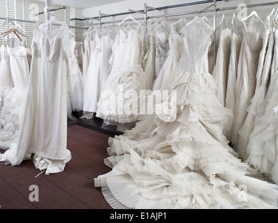 Vestidos de novia en Fitting Room de Tienda nupcial Foto de stock