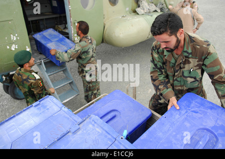 Soldados del ejército nacional afgano descargar cédulas electorales de una Ana Air Corps (ANAAC) helicóptero MI-17 HIP en adelante B operativo Foto de stock