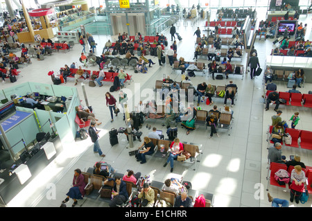 Zona de espera del aeropuerto Heathrow de Londres en un terminal en Londres, Reino Unido Foto de stock