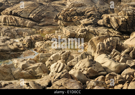 Rocas costeras erosionadas por el mar y el viento Foto de stock