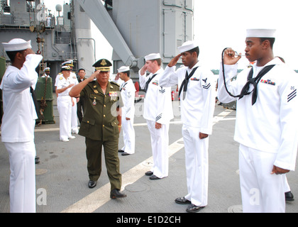 Los marineros estadounidenses a bordo del USS Tortuga (LSD 46) hacen honores al Teniente General del ejército camboyano Eth Sarat, jefe adjunto de la Real Camboya Foto de stock