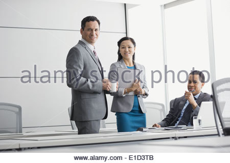 Retrato de seguros de personas de negocios en la sala de conferencias