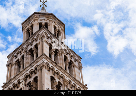 El exterior de la torre del campanario de la catedral de san Domnio en palacio de Diocleciano Split Croacia Foto de stock