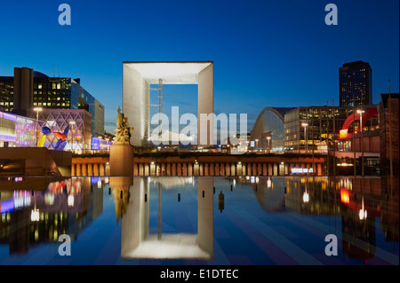Francia, Paris, La Grande Arche de la Défense, por el arquitecto Otto von Spreckelsen durante la noche Foto de stock