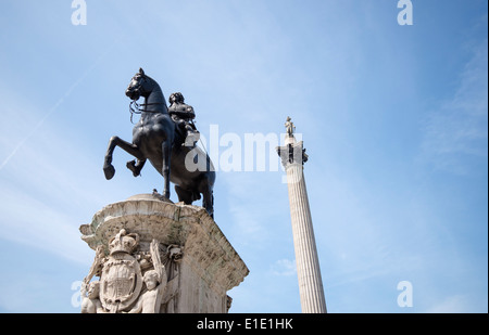 Estatua del rey Carlos I a caballo con la columna de Nelson en el fondo, Trafalgar Square, Londres, Inglaterra, Reino Unido.