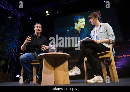 Bear Grylls aventurero hablando acerca de su vida y trabajo en Hay Festival 2014 Foto de stock