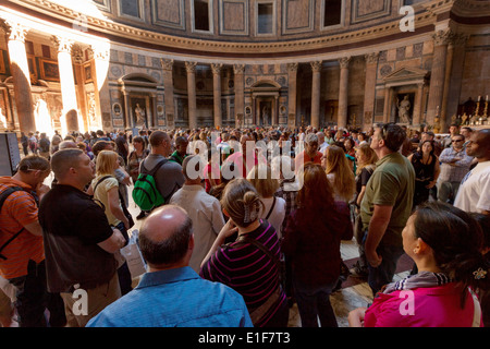 Multitudes de personas en el interior del Panteón, Roma Italia Foto de stock