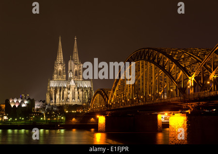 Puente Hohenzollern que conduce a la famosa catedral gótica de Colonia Foto de stock