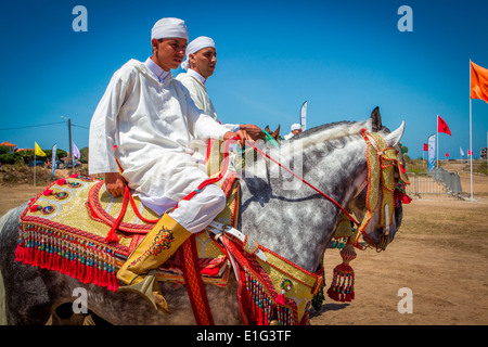 Detalle de la decoración tradicional Arabian Barb caballos realizando en una fantasía cerca de Rabat en Marruecos.