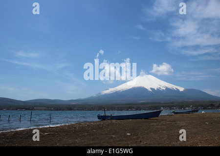 Mt.Fuji en el lago Yamanaka, Yamanashi, Japón Foto de stock