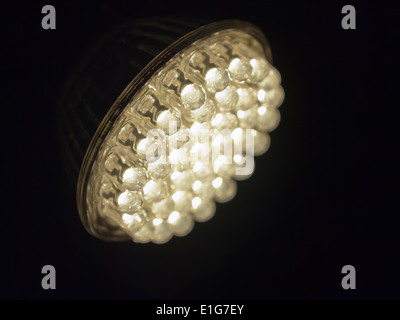 Moderna lámpara LED energéticamente eficiente como sustituto de las bombillas domésticas clásico Foto de stock
