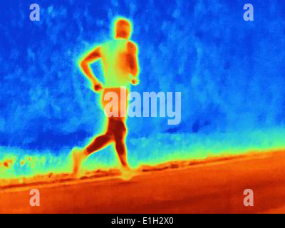 Vista posterior de la fotografía térmica del joven atleta masculino en ejecución. La imagen muestra el calor de los músculos