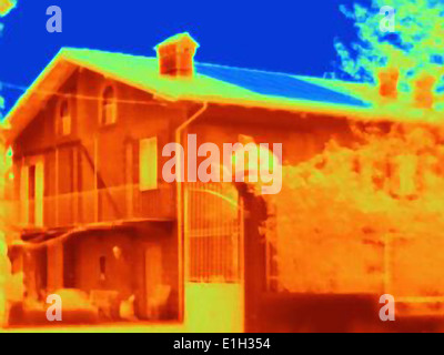 Imagen térmica de una casa con las células solares en el techo. La absorción de la energía de la luz, el panel solar aparece frío en la imagen Foto de stock
