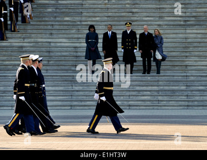 Desde la izquierda, en etapas, la primera dama Michelle Obama, el presidente Barack Obama; el ejército de los EE.UU. My Gen. Michael S. Linnington, el commandi Foto de stock
