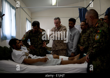 Ejército Nacional Afgano (ANA) My Gen. Sayed Malook, pie izquierdo, el comandante general de la 215ª U.S. Marine Corps y Co Foto de stock
