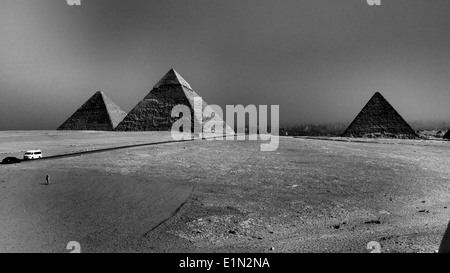 Izquierda : La Gran Pirámide (Khufu). Oriente : Pirámide de khephren Khaefre (). Derecha : Menkaure (Mykerinus) pirámide. En Giza, Egipto. Foto de stock