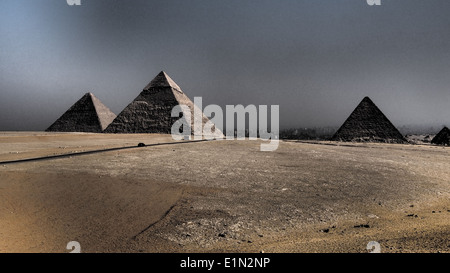 Izquierda : La Gran Pirámide (Khufu). Oriente : Pirámide de khephren Khaefre (). Derecha : Menkaure (Mykerinus) pirámide. En Giza, Egipto. Foto de stock