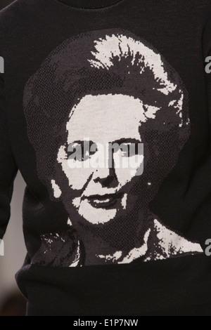 Margaret Thatcher-themed galardonada colección por Aimee Dunn de Nottingham Trent University, quien recibió el Premio de ropa de hombre Foto de stock