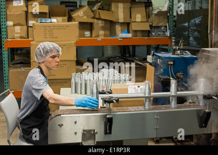 Denver, Colorado - Trabajadores en Dixie elixires botella THC-infundido soda. El THC es el ingrediente activo de la marihuana. Foto de stock