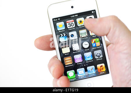 Mano sosteniendo un Apple iPod Touch con huella dactilar borrones de  pantalla táctil teclado QWERTY typewriter Fotografía de stock - Alamy