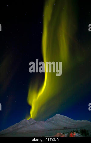 Aurora Borealis, cerca del mirador de la montaña de desecho, Dempster Highway, Yukon, Canadá, muelle, Northern lights Foto de stock
