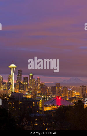 El horizonte de Seattle durante una colorida sunrise, Mount Rainier puede verse en el fondo, el estado de Washington, EE.UU.