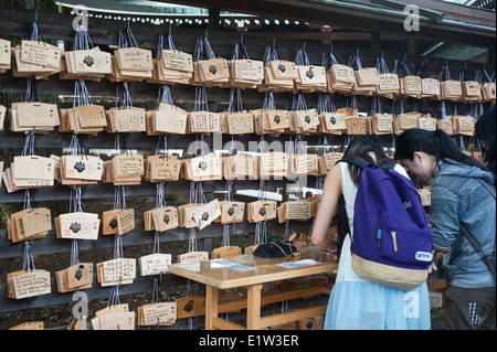 Tokio Japón 2104 - Escribir oraciones y deseos sobre una plancha de madera ema oración tablet. Foto de stock