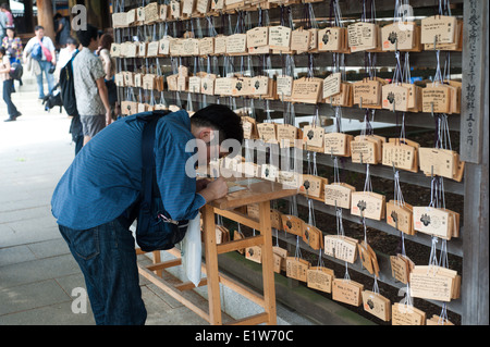 Tokio Japón 2104 - Escribir oraciones y deseos sobre una plancha de madera ema oración tablet. Foto de stock