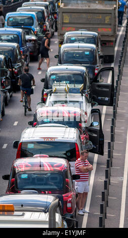 Blackfriars, Londres, Reino Unido. 11 de junio de 2014. London Traffic se detiene cuando London Black Cabs se detiene una protesta por el lanzamiento de una aplicación de teléfono inteligente llamada Uber que permite a los clientes reservar un taxi desde su ubicación utilizando un smartphone. Los conductores de taxis negros afirman que el Uber no está lo suficientemente regulado, la protesta se suponía que iba a haber terminado a las 3pm, pero parece que causará problemas de tráfico el resto del día. Crédito: Lenscap/Alamy Live News Foto de stock