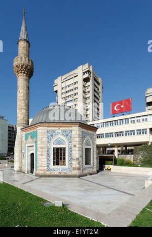 Konak mezquita también conocida como Mezquita (Yalı Yalı Camii). Fue construido en 1755 está situado en la Plaza Konak. Izmir. Turquía. Foto de stock