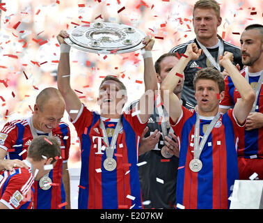 Celebración del campeonato, Bastian Schweinsteiger con Championship Trophy, gozo con el FCB, el FC Bayern es de 24. Campeón alemán Foto de stock