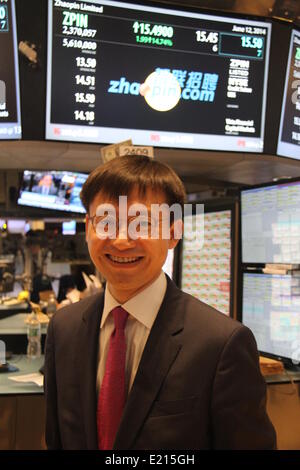 (140612) -- NUEVA YORK, 12 de junio de 2014 (Xinhua) -- El director ejecutivo Zhaopin Evan Sheng Guo es visto en el New York Stock Exchange (NYSE), Nueva York, Estados Unidos, el 12 de junio de 2014. Plataforma líder de China carrera limitada Zhaopin hizo su debut comercial en la Bolsa de Valores de Nueva York Jueves, marcando la novena compañía china a la lista de acciones en el mercado de los EE.UU. este año. (Xinhua/Huang Jihui) Foto de stock
