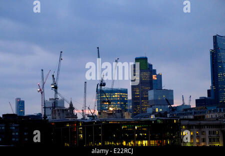 Londres, Reino Unido. El 14 de junio de 2014. Aguas tranquilas al amanecer sobre la ciudad de crédito: Rachel Megawhat/Alamy Live News
