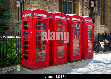 Fila de red British Telecom, cabinas telefónicas, Inglaterra, Reino Unido. Foto de stock