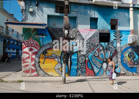 Murales pintados en un edificio en el Callejón de Hamel, centro de La Habana, Cuba. Foto de stock