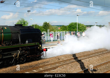 Retford, Norte de Nottinghamshire, Reino Unido. El 14 de junio de 2014. Motor a vapor 34046 Braunton toma sobre agua en Retford station en ruta desde York a Londres . Crédito: Ian Francis/Alamy Live News