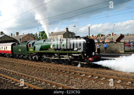 Retford, Norte de Nottinghamshire, Reino Unido. El 14 de junio de 2014. Motor a vapor 34046 Braunton toma sobre agua en Retford station en ruta desde York a Londres . Crédito: Ian Francis/Alamy Live News