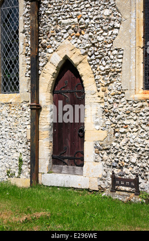 Una puerta del sacerdote en el presbiterio de la iglesia parroquial de San Andrés en Ringstead, Norfolk, Inglaterra, Reino Unido. Foto de stock