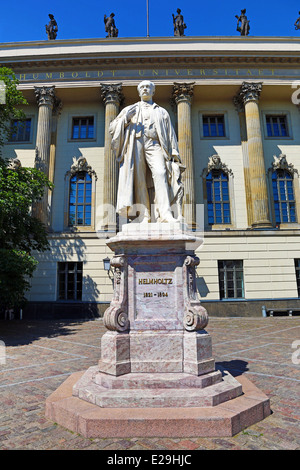 Estatua de Hermann von Helmholtz en frente de la Universidad Humboldt de Berlín, Alemania Foto de stock