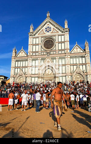 Italia, Toscana, Florencia, centro histórico catalogado como Patrimonio Mundial por la UNESCO, la plaza de Santa Croce, finale de Calcio Storico Foto de stock