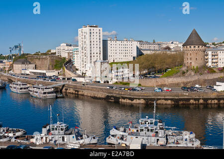 Francia, Finisterre, Brest, el Arsenal, la marina puerto situado en la desembocadura del río Penfeld y la Motte-Tanguy (Museo de la torre Foto de stock