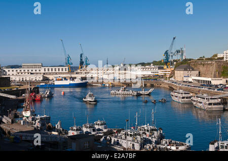 Francia, Finisterre, Brest, el Arsenal, la marina puerto situado en la desembocadura del río Penfeld Foto de stock