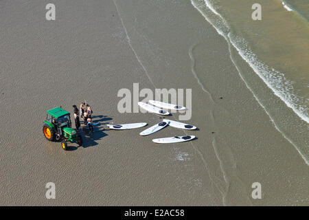 Francia, Pas de Calais, Wimereux, surfers en la playa (vista aérea) Foto de stock